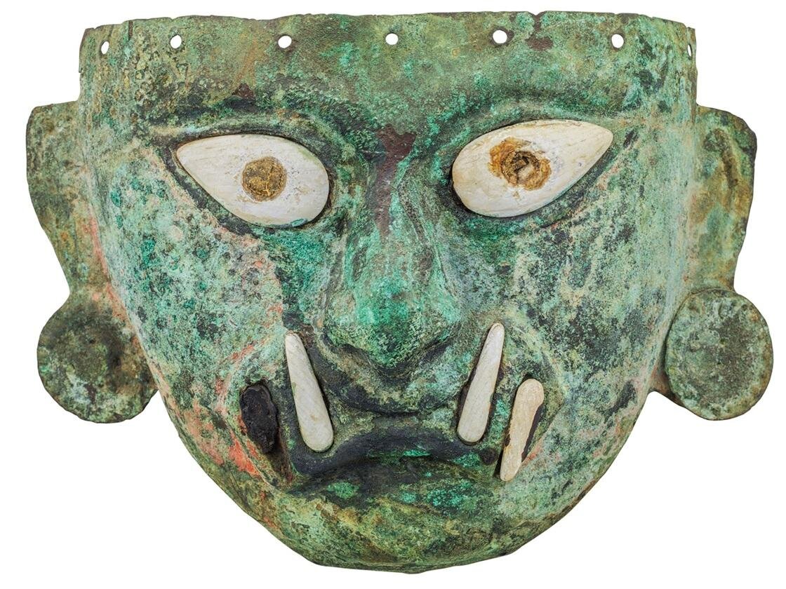 アイ・アパエックの顔を表現した葬送用仮面 紀元後100〜800年、ラルコ博物館所蔵