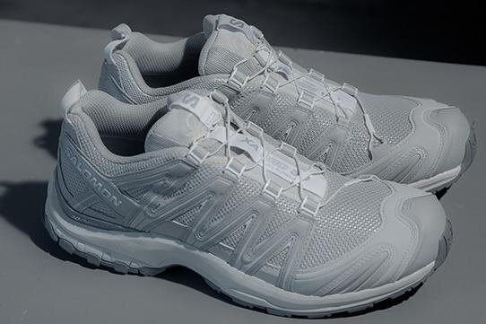 サロモンのスニーカー「XA PRO 3D」シルバー＆グレーのアーバンリサーチ限定色