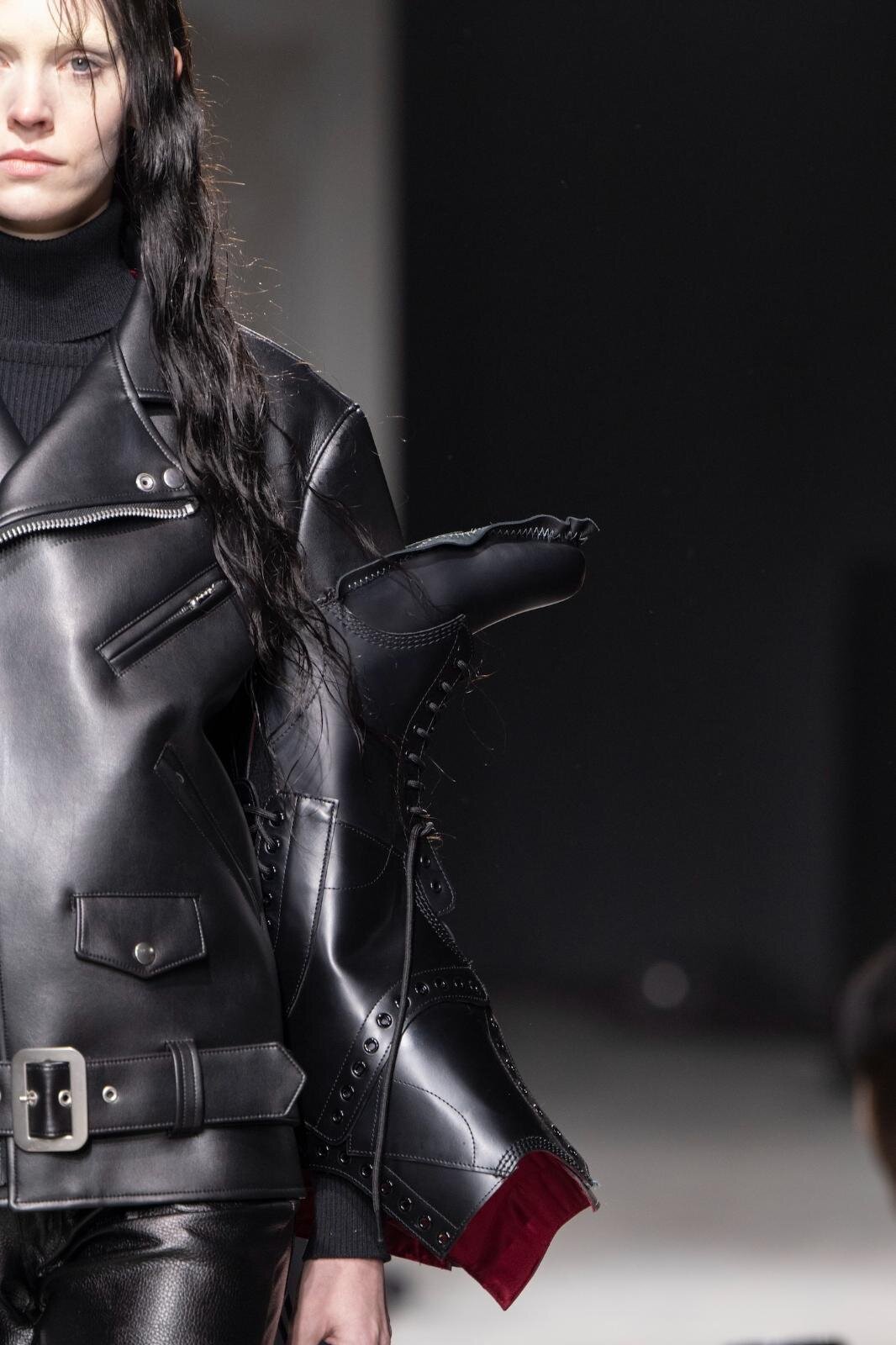 ドクターマーチン×ジュンヤ ワタナベ、“袖がブーツ”のライダース＆スタッズ付き10ホールブーツ｜写真3