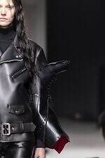 ドクターマーチン×ジュンヤ ワタナベ、“袖がブーツ”のライダース＆スタッズ付き10ホールブーツ｜写真3