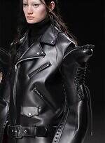 ドクターマーチン×ジュンヤ ワタナベ、“袖がブーツ”のライダース＆スタッズ付き10ホールブーツ｜写真6