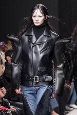 ドクターマーチン×ジュンヤ ワタナベ、“袖がブーツ”のライダース＆スタッズ付き10ホールブーツ｜写真5