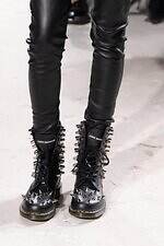 ドクターマーチン×ジュンヤ ワタナベ、“袖がブーツ”のライダース＆スタッズ付き10ホールブーツ｜写真9