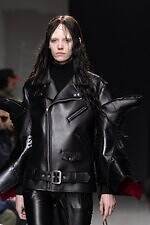 ドクターマーチン×ジュンヤ ワタナベ、“袖がブーツ”のライダース＆スタッズ付き10ホールブーツ｜写真2