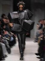 ドクターマーチン×ジュンヤ ワタナベ、“袖がブーツ”のライダース＆スタッズ付き10ホールブーツ｜写真1