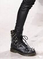 ドクターマーチン×ジュンヤ ワタナベ、“袖がブーツ”のライダース＆スタッズ付き10ホールブーツ｜写真10