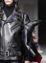 ドクターマーチン×ジュンヤ ワタナベ、“袖がブーツ”のライダース＆スタッズ付き10ホールブーツ｜写真4