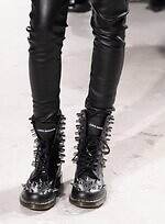 ドクターマーチン×ジュンヤ ワタナベ、“袖がブーツ”のライダース＆スタッズ付き10ホールブーツ｜写真8