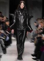 ドクターマーチン×ジュンヤ ワタナベ、“袖がブーツ”のライダース＆スタッズ付き10ホールブーツ｜写真11