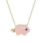 アリータ“牧場の仲間たち”テーマのジュエリー、艶めくコーラル製のブタやスワンのネックレス｜写真3