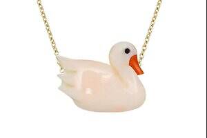 アリータ“牧場の仲間たち”テーマのジュエリー、艶めくコーラル製のブタやスワンのネックレス