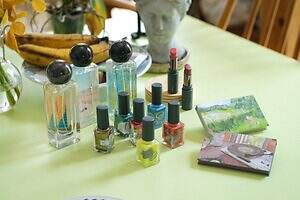 オサジ25年クリスマスコスメ、“水彩画ポストカード風”マルチパレット＆宝物のように煌めくネイル