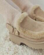 UGG×リリー ブラウンの厚底サンダル”マスタードカラー”のスエード×シープスキンアッパー｜写真3