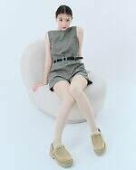 UGG×リリー ブラウンの厚底サンダル”マスタードカラー”のスエード×シープスキンアッパー｜写真2