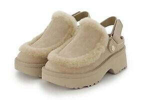 UGG×リリー ブラウンの厚底サンダル”マスタードカラー”のスエード×シープスキンアッパー