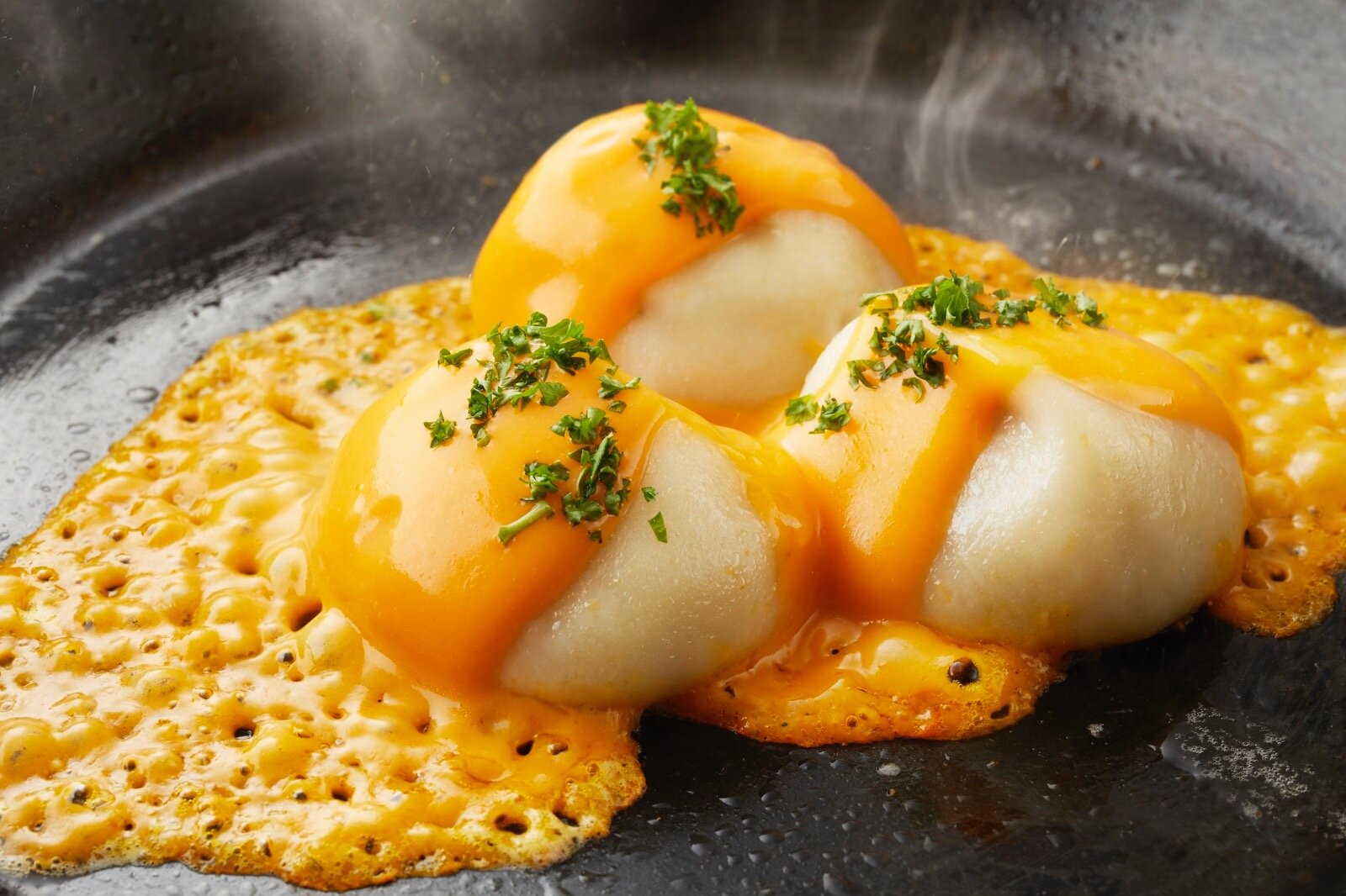＜餃子の宮でんでん＞「チーズのせ爆汁丸餃子」