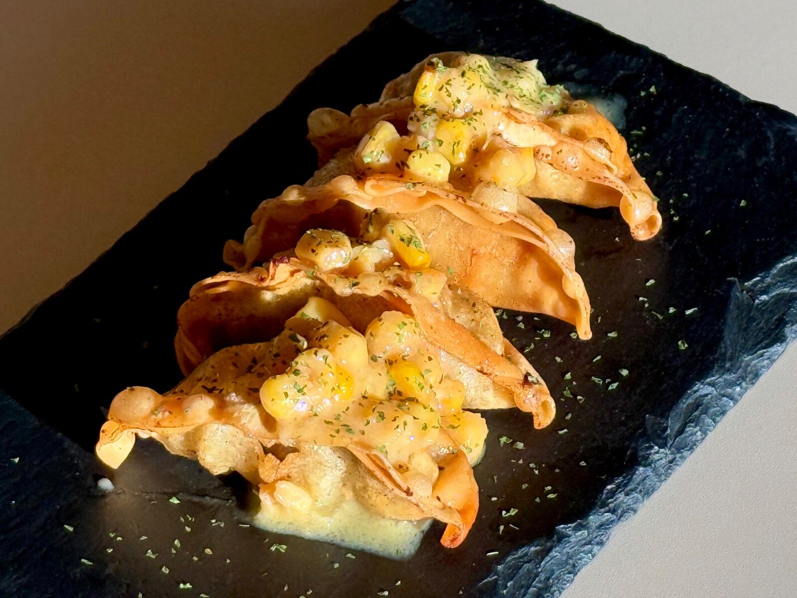 ＜餃子とワイン 果皮と餡＞「バター醤油の揚げトウモロコシ餃子」
