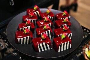 アナ スイ×ザ ストリングス 表参道の秋アフタヌーンティー、“蝶や薔薇”で彩る紫色スイーツ｜写真12