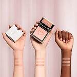 プラダ ビューティ25年クリスマスコスメ、“星屑ラメ煌めく”ツヤ肌ハイライター｜写真2