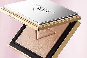 プラダ ビューティ25年クリスマスコスメ、“星屑ラメ煌めく”ツヤ肌ハイライター