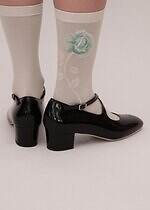 キワンダ“宇宙や神々の愛”着想25年秋冬ソックス、流れ星走るニーハイ＆可憐ないちご柄シアーソックス｜写真44