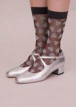 キワンダ“宇宙や神々の愛”着想25年秋冬ソックス、流れ星走るニーハイ＆可憐ないちご柄シアーソックス｜写真18