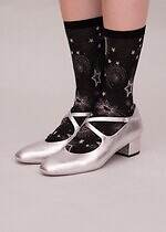 キワンダ“宇宙や神々の愛”着想25年秋冬ソックス、流れ星走るニーハイ＆可憐ないちご柄シアーソックス｜写真5