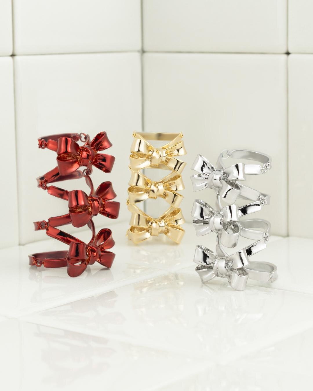 3連リボンレースアップアーマーリング(真鍮、メッキ) シルバーカラー/ゴールドカラー 各37,400円、レッド41,800円