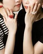 ラブ バイ イー・エム“あふれるハート”のリング＆ピアス、3連リボンのアーマーリングも｜写真25