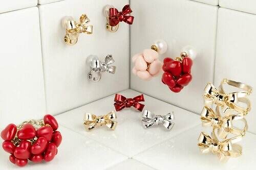 ラブ バイ イー・エム“あふれるハート”のリング＆ピアス、3連リボンのアーマーリングも