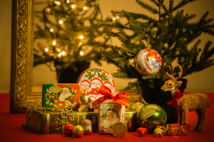 カファレルからクリスマス限定コレクションが登場 - ツリーの飾りにもなるオーナメント缶など | 写真