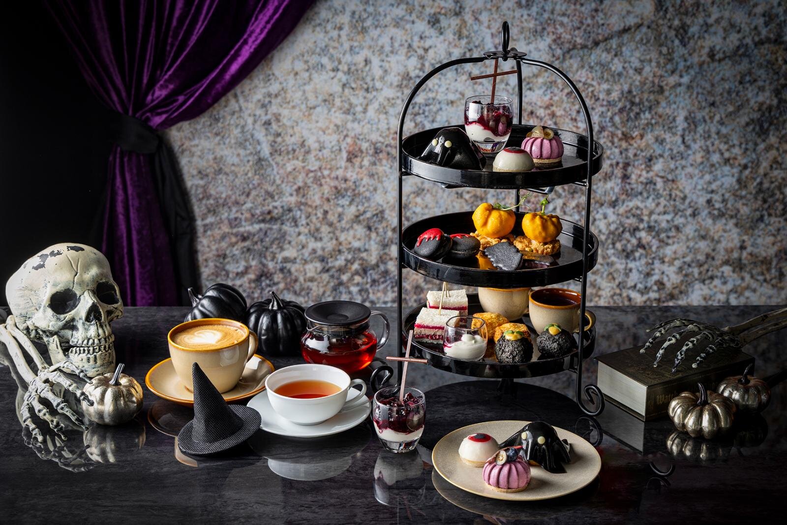 カフェラテ｜プルマン東京田町「ブラックハロウィンアフタヌーンティー」漆黒のおばけバナナケーキ＆目玉ムースなど