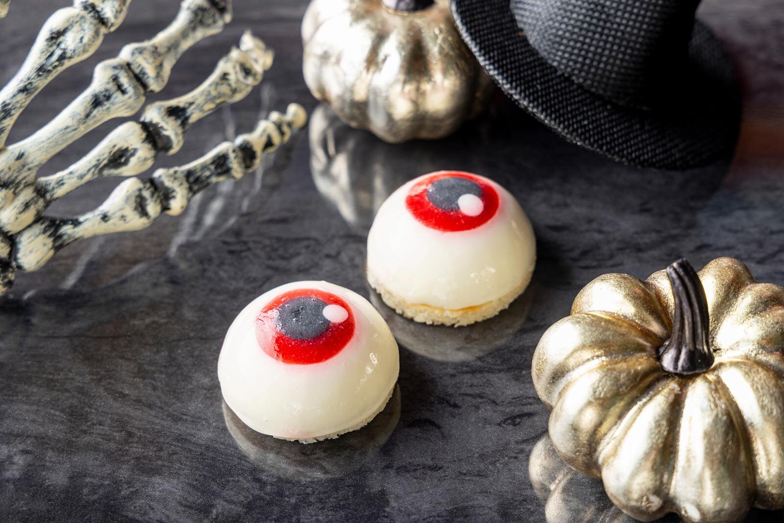 プルマン東京田町「ブラックハロウィンアフタヌーンティー」漆黒のおばけバナナケーキ＆目玉ムースなど｜写真4