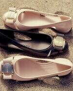 フェラガモ“ヴァラ”リボンのラフィア編みバレリーナシューズ＆フラットサンダル｜写真13