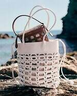 フェラガモ“ヴァラ”リボンのラフィア編みバレリーナシューズ＆フラットサンダル｜写真16