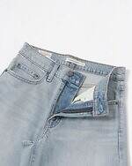 リーバイス“洗練シルエット”のワイドデニムパンツ、アーバンリサーチ限定で｜写真2