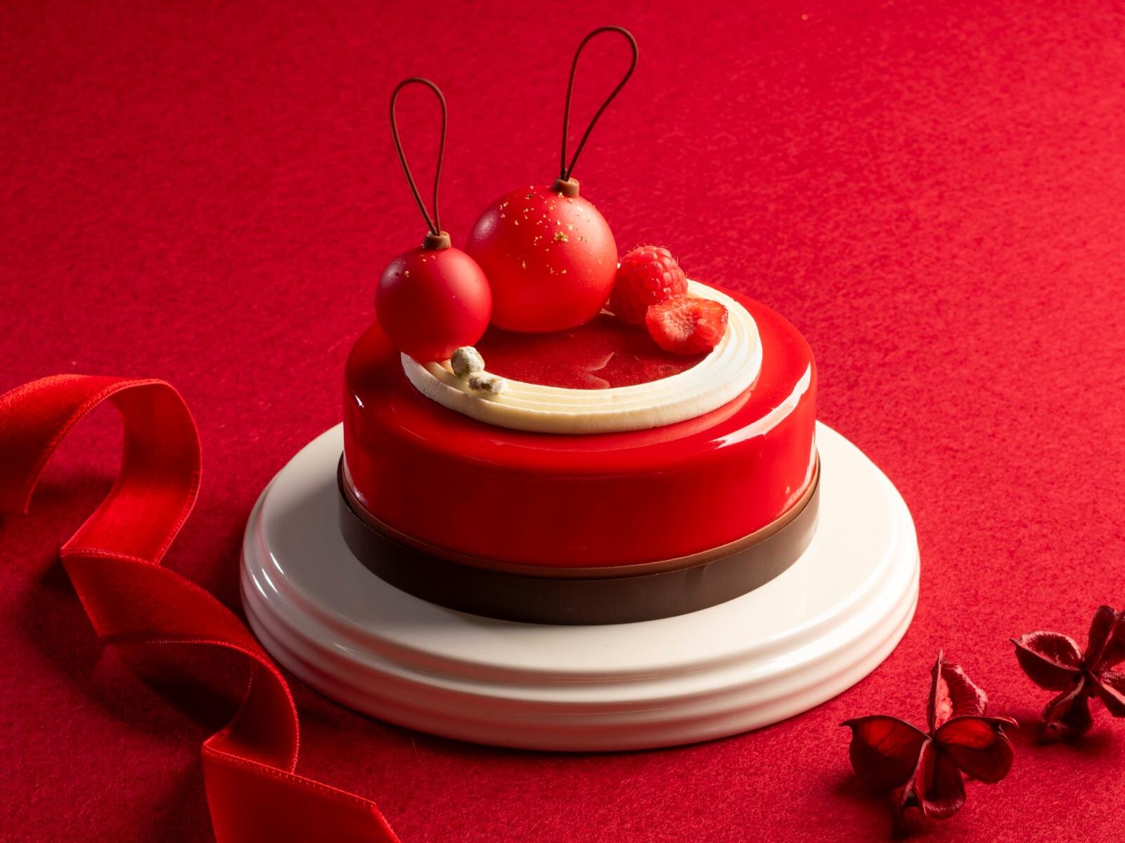 ザ・キャピトルホテル 東急25年クリスマスケーキ、“真っ赤なオーナメントチョコ”飾った苺ケーキなど｜写真5