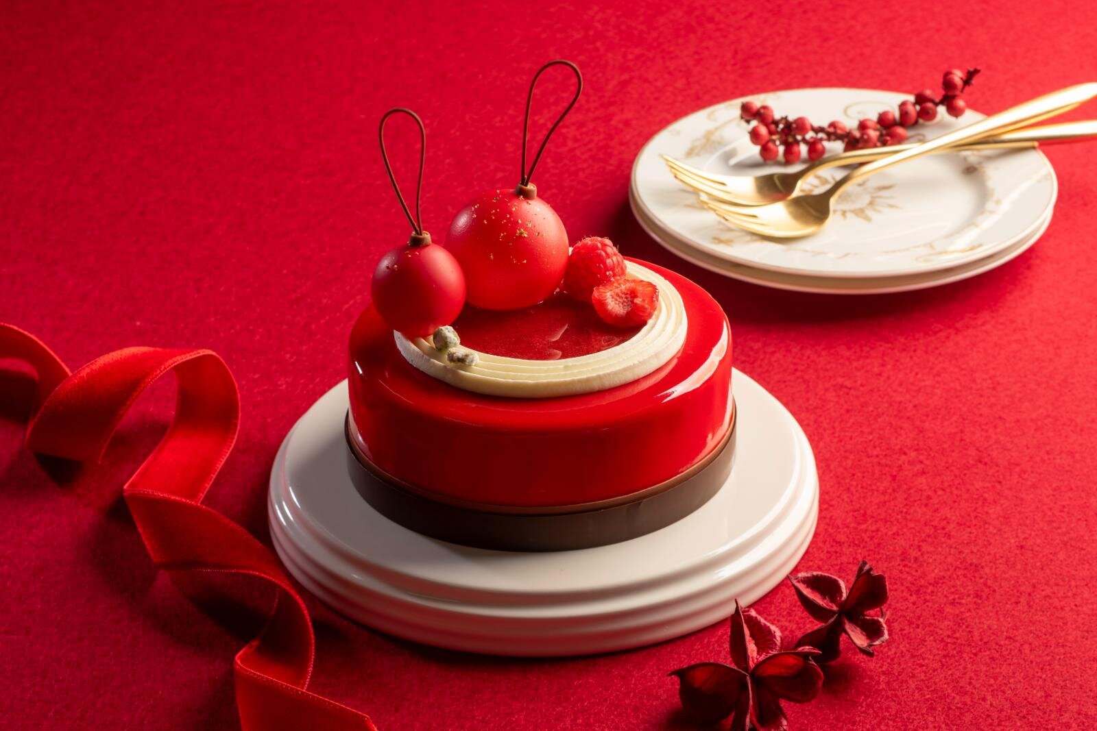 ザ・キャピトルホテル 東急25年クリスマスケーキ、“真っ赤なオーナメントチョコ”飾った苺ケーキなど