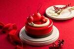 ザ・キャピトルホテル 東急25年クリスマスケーキ、“真っ赤なオーナメントチョコ”飾った苺ケーキなど｜写真3