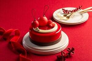 ザ・キャピトルホテル 東急25年クリスマスケーキ、“真っ赤なオーナメントチョコ”飾った苺ケーキなど