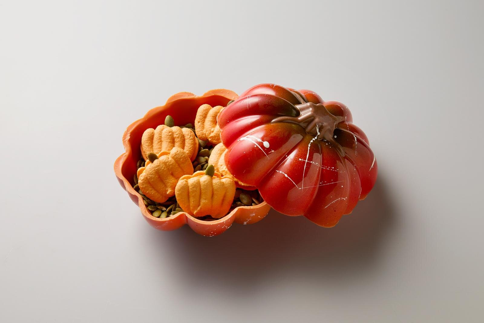 「パンプキンポッド」5,600円※10月1日(水)～31日(金)はハロウィン仕様のおばけマカロンに変更。