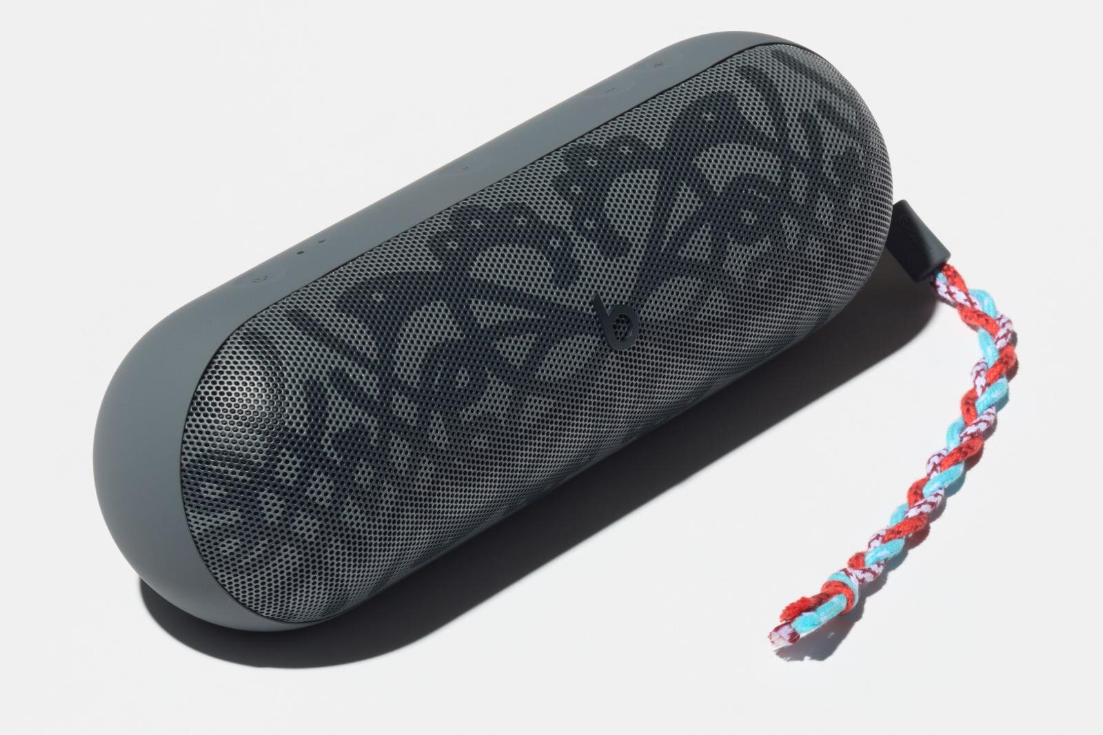 キコ・コスタディノフ×Beatsのスピーカー、”ブルガリアの伝統模様”描いた「ビーツ ピル」