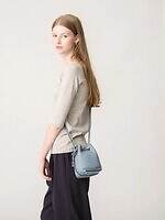 トッズのバケット型ミニバッグ、RHC ロンハーマン限定色のライトブルー＆ブラウン｜写真3