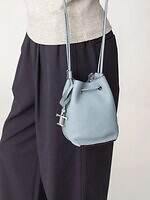 トッズのバケット型ミニバッグ、RHC ロンハーマン限定色のライトブルー＆ブラウン｜写真2