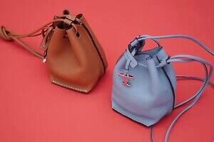 トッズのバケット型ミニバッグ、RHC ロンハーマン限定色のライトブルー＆ブラウン