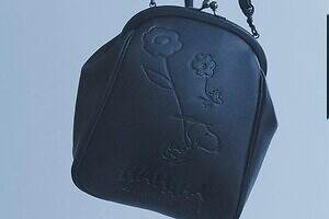 ディスコード ヨウジヤマモト「ピーナッツ」コラボ、“スヌーピー＆ウッドストック”刻印のがま口バッグ