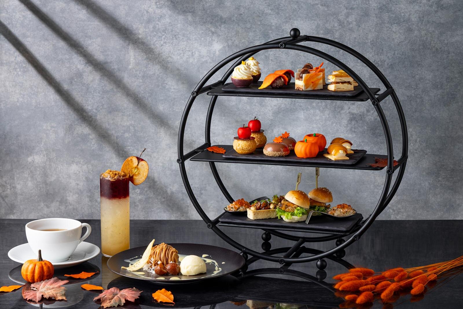 栗と秋の味覚アフタヌーンティー「紅葉」 [プレミアムプラン] 平日 9,800円、土日祝 10,600円 [スタンダードプラン] 平日 7,000円、土日祝 7,800円 ※サービス料別