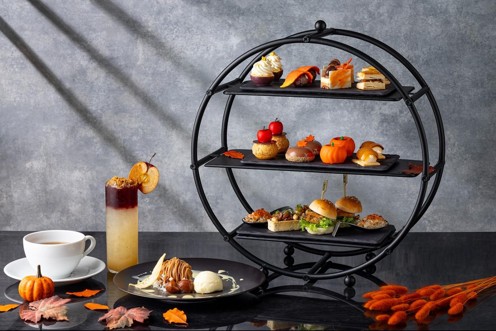 キンプトン新宿東京「秋の味覚」アフタヌーンティー、紅葉風ショコラや“削りたて”トリュフのモンブラン