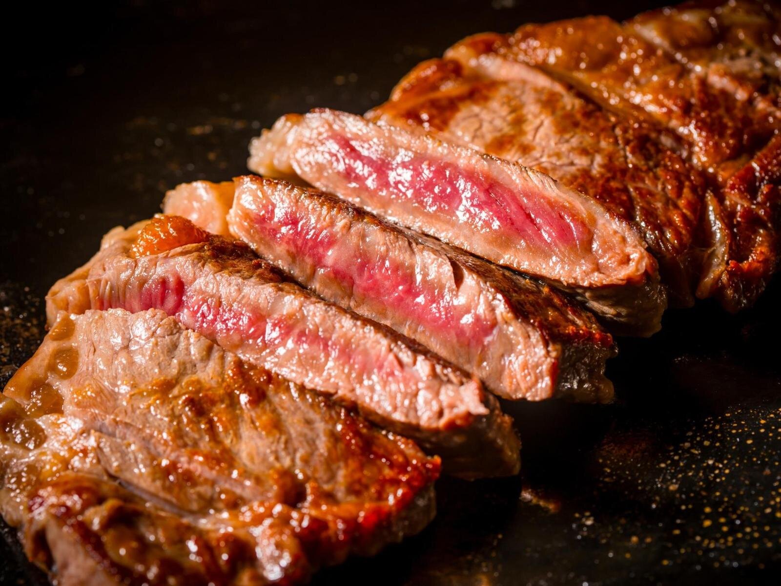 東京・日比谷公園「肉祭」熟成リブステーキや大判厚切り牛タン串など肉料理集結、キンキンのビールも