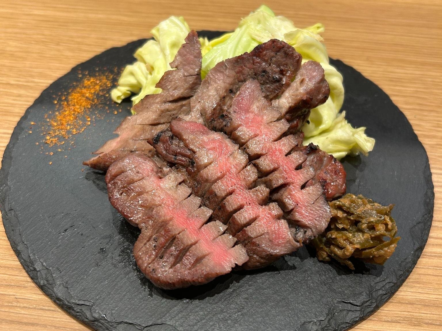 東京・日比谷公園「肉祭」熟成リブステーキや大判厚切り牛タン串など肉料理集結、キンキンのビールも｜写真12